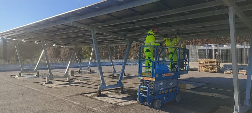 Antžeminė saulės konstrukcija pramoniniam objektui