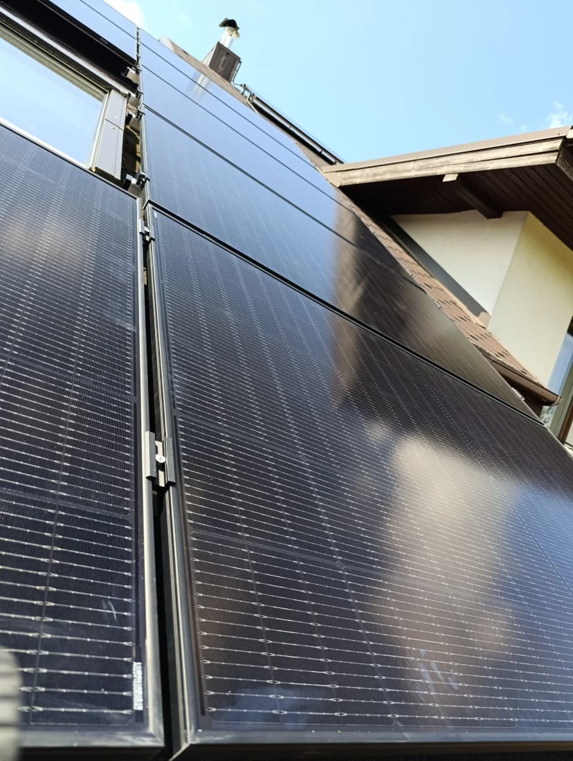 Saulės panelių montavimas ant stogo